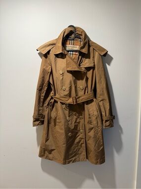 Authentic Burberry Lightweight Hooded Trench Coat - Size US 8